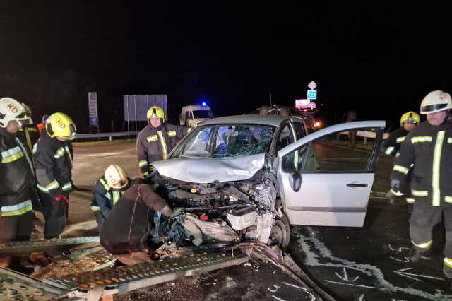 Súlyosan megsérült az okozó - Opel hajtott Renault elé a 8-ason, Csákánydoroszlónál
