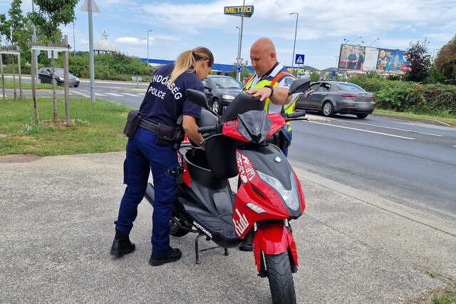 Körforgalomból kihajtó Toyotának ütközött egy Motowell robogó Szombathelyen