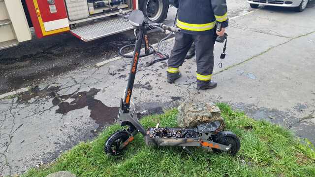 Szikrázni kezdett Kukirin roller egy negyedik emeleti lakásban Szombathelyen