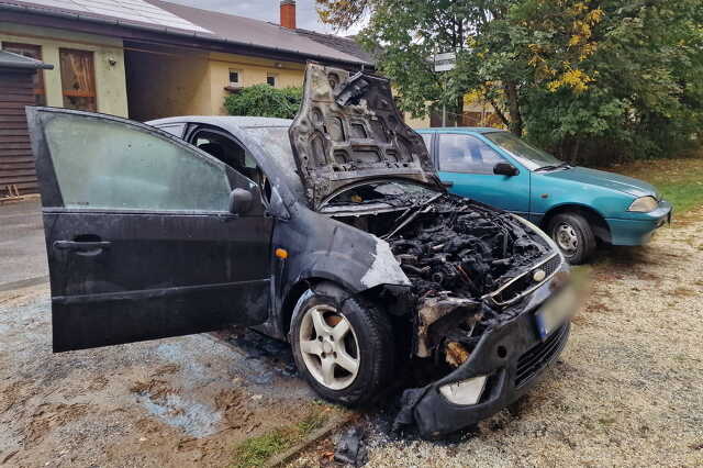 Kiégett egy parkoló Ford motortere Szombathelyen