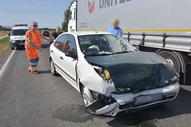 Toyotának ütközött a Fiat Balogunyom közelében, a 86-os főúton
