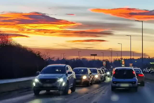 Naplementekor megfestett felhők a 87-es főútról nézve