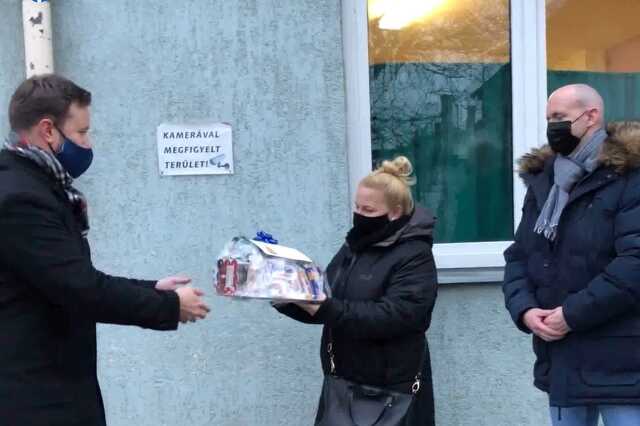 Ajándékot kaptak a szombathelyi Zanati úti hajléktalanszálló dolgozói a Közösen Vas Megyéért Egyesülettől