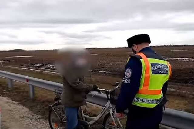 Forgalommal szemben biciklizett egy nő az M86-oson