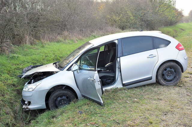 Forró hűtőfolyadék fröccsent a sofőrre - árokba hajtott egy Citroen Vát közelében
