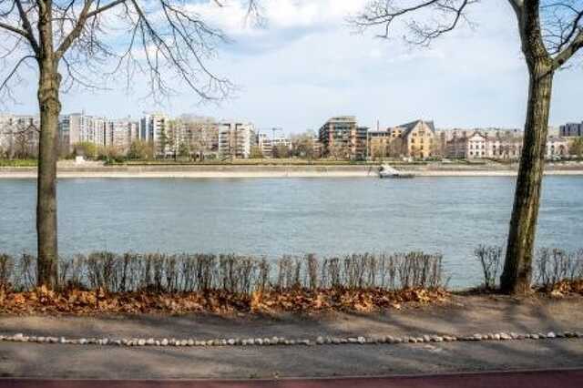 Húszezer, sorba rakott kavics