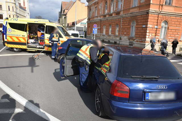 Zöldnél kanyarodó Peugeot-val ütközött Audi Szombathelyen