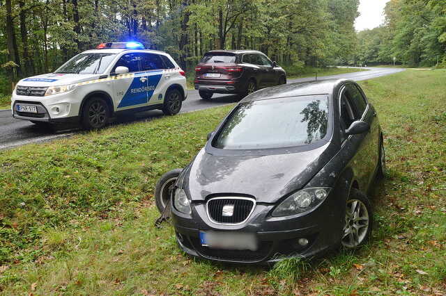 Árokba csapódott egy Seat Ják közelében