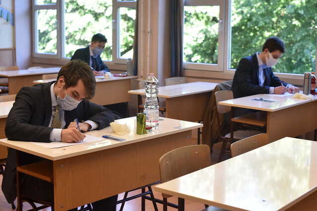Érettségi maszkban, első nap a Bolyaiban