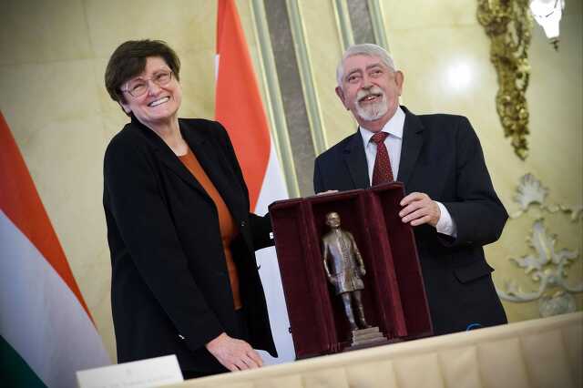 Karikó Katalin és Kásler Miklós a Semmelweis-díjjal