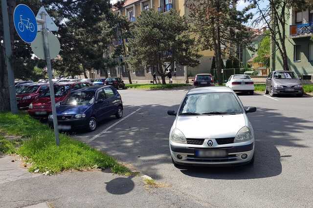 Szabálytalan és kreatív parkolások Szombathelyen: Markusovszky utca