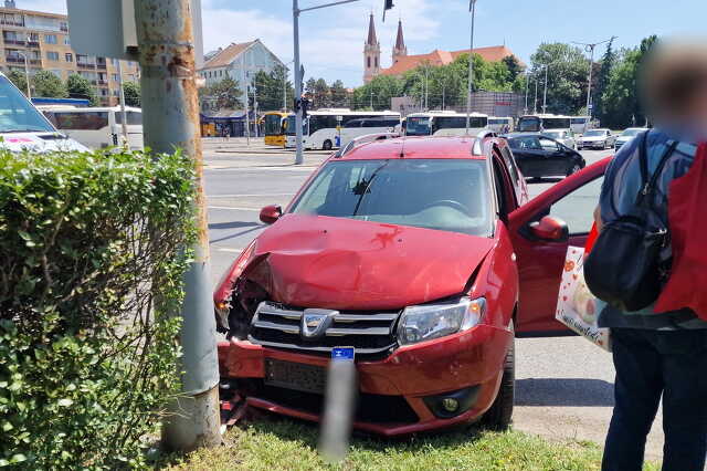 Oszlopnak hajtott egy Dacia - sárga lámpánál lépett a gázra a sofőr Szombathelyen