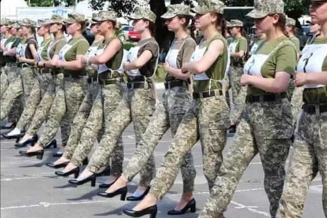 Ukrán nőkatonák magassarkúban