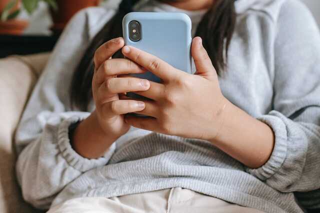 Gyerek, telefon, okostelefon
