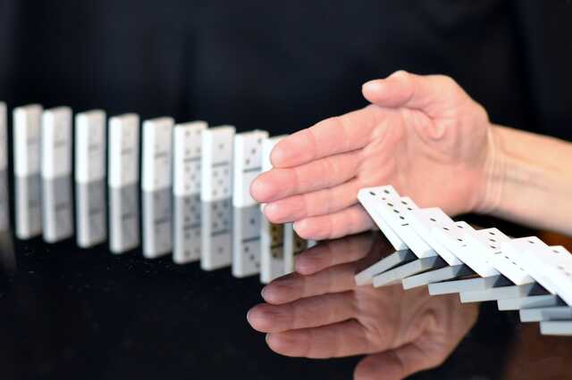 korrupcio allj, stop, domino, folyamat