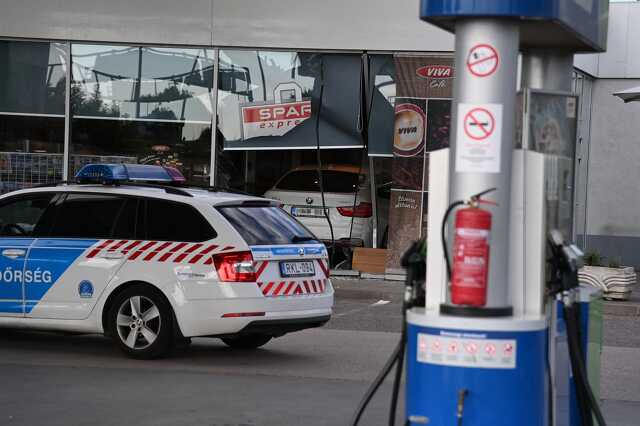 Belehajtott egy benzinkút épületébe egy nő Budapesten
