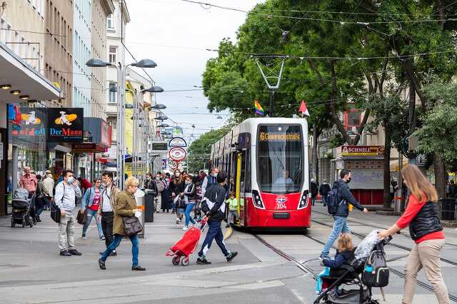 Flexity villamos és utasok Bécsben 