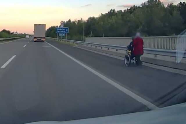 Kerekesszékel az autópályán