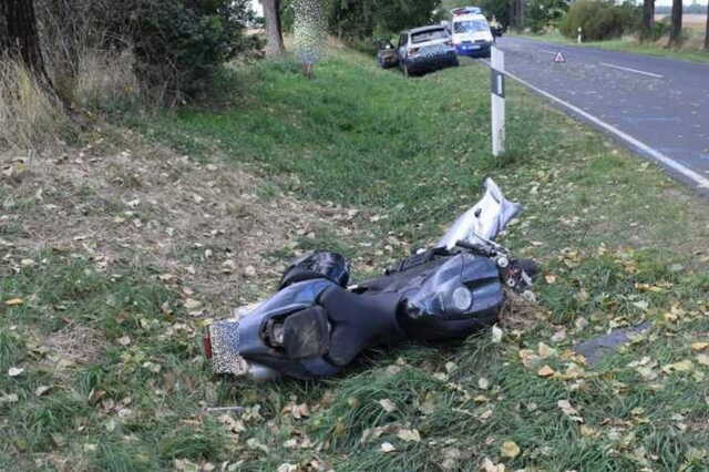 A motorkerékpáros az árokba csapódott.