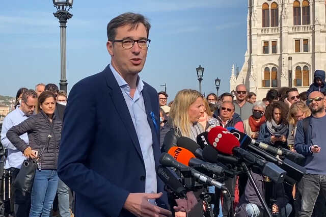 Karácsony visszalép