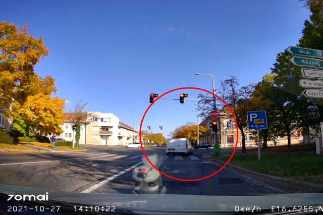Átmegy a piroson