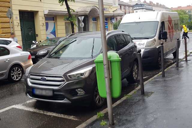 Szabálytalan és kreatív parkolások Szombathelyen: Király utca