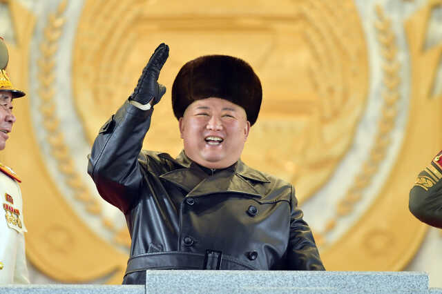 Kim Dzsong Un és a bőrkabát