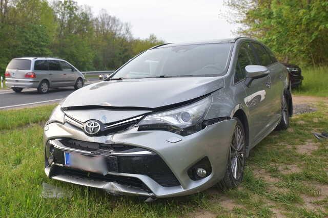 Hiába a négy STOP-tábla, egy Toyota oldalába hajtott egy Renault a 84-es főúton