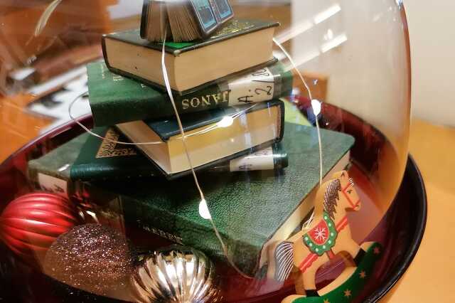 Kedvenc karácsonyi díszünk: minikönyvek búra alatt
