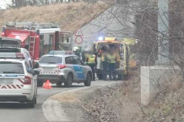Vasúti hídnak hajtott egy autó Sopronban