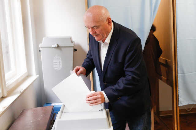 Hende Csaba szavazott