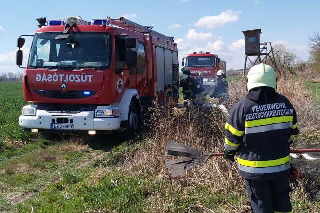 Lángolt a nádas az osztrák-magyar határon