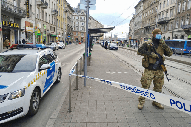 Villamosmegállóban szúrta meg a fiatalembert egy társaság egyik tagja
