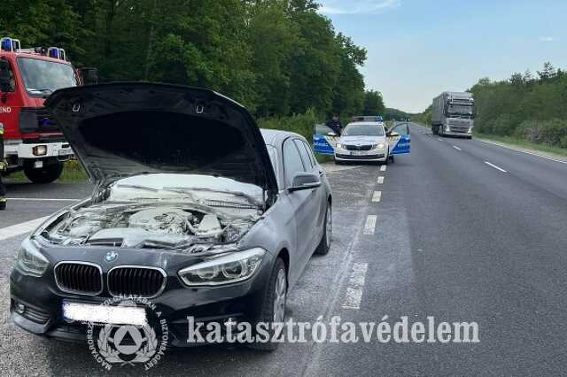 Kigyulladt egy személyautó motortere Nádasdon