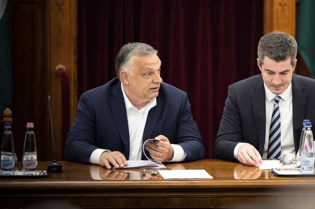 Orbán Viktor miniszterelnök és Kocsis Máté, a Fidesz frakcióvezetője a frakciószövetség ülésén az Országházban