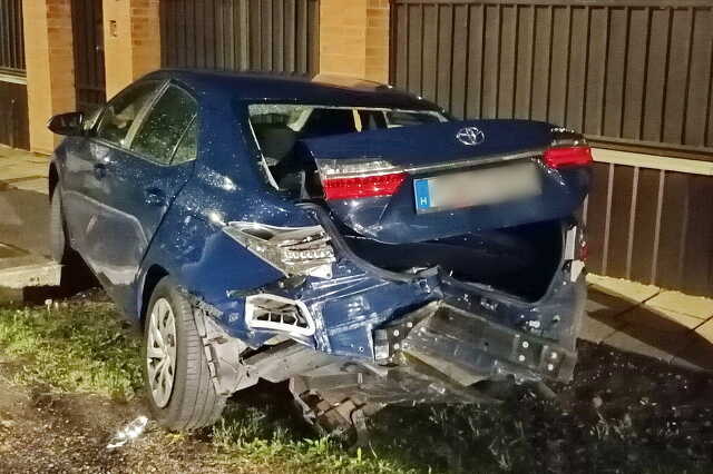 Bódult sofőr által összetört autó Szombathelyen