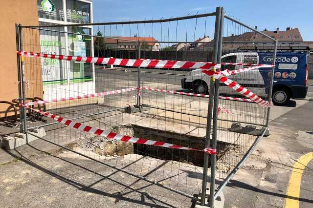 Csőtörés a Kiskar és Kossuth utca sarkán