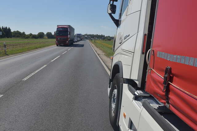 A szemből érkező kamion vezetője tisztes távolságban állt meg, így a zöld jelzésre induló kamionok elfértek az út szélén álló já