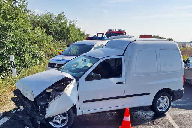 Szabálytalanul előző kamion miatt sodródott traktor pótkocsijának egy Seat a 86-oson