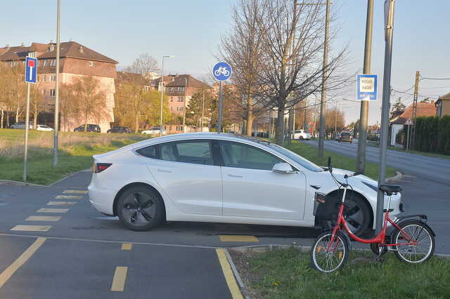 Tesla lökte fel a Csepel biciklivel közlekedő asszonyt Szombathelyen