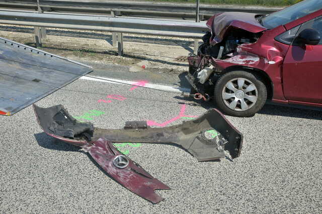 Elaludt a Mazda vezetője az M86-os autóúton - két kisgyermek sérült meg a balesetben