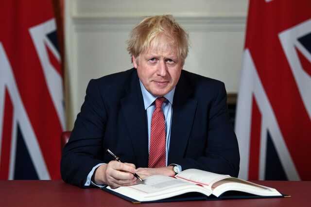 Boris Johnson - aláírja a Brexit szerződést