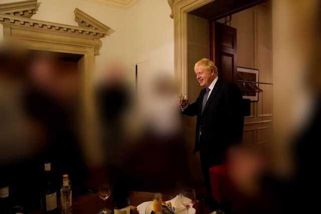Boris Johnson egy Civid partyn (2020)