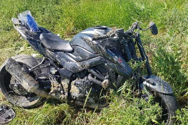 Lesodródott, és a vízelvezető csatornán is keresztülhajtott a kétkerekű.