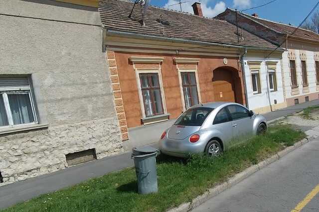 Szabálytalan és kreatív parkolások Szombathelyen
