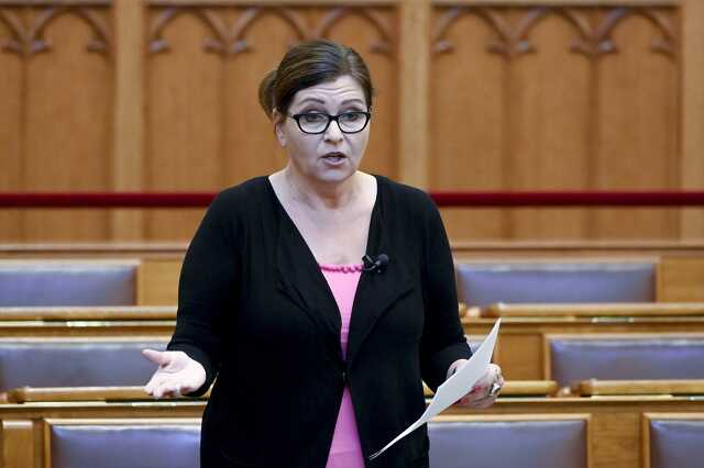 Kálmán Olga, a DK képviselője napirend előtt szólal fel az Országgyűlés rendkívüli plenáris ülésén