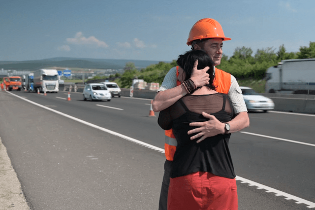 Az asszony férjét itt gázolta halálra munkavégzés közben egy figyelmetlen autós