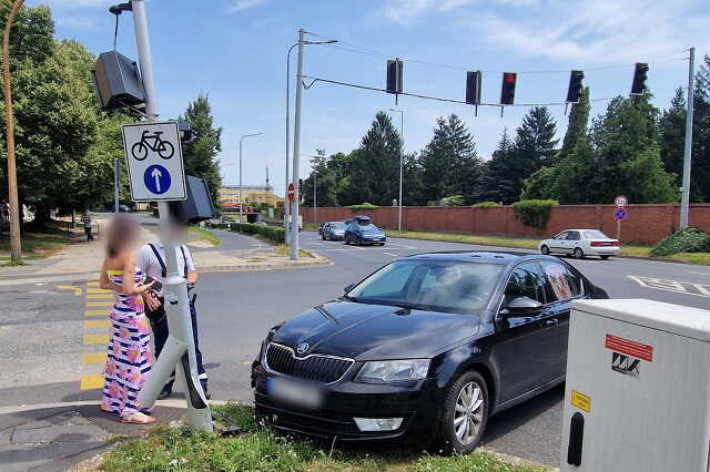 Jelzőlámpa oszlopának hajtott egy Skoda Szombathelyen