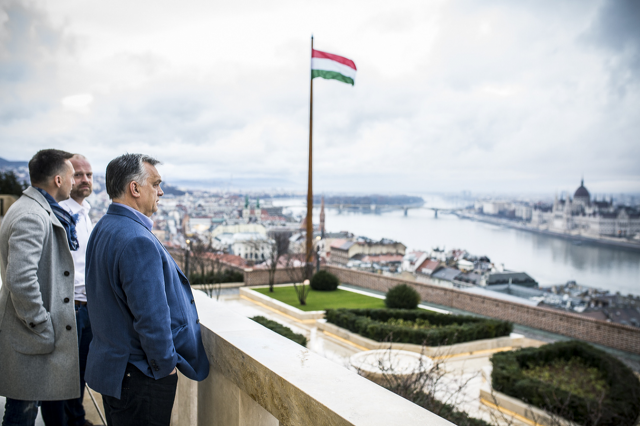 Orbán az erkélyen