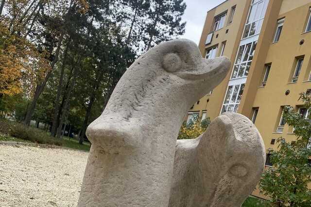 Delfinszobor Szombathelyen